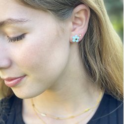 Emina ear studs, light blue, 4 mm