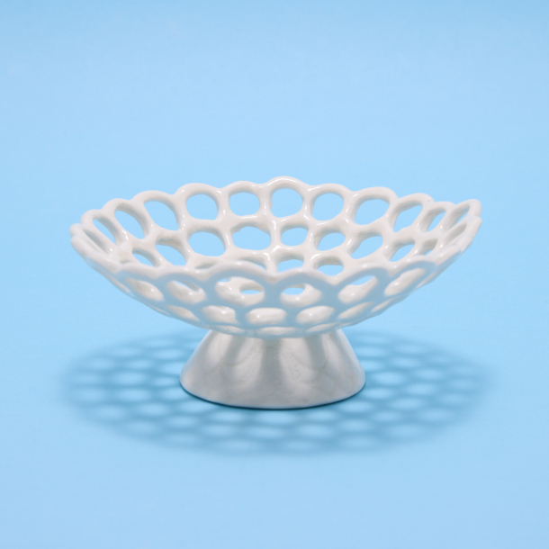 Lacetray with mount in white porcelain