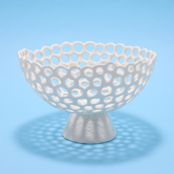 Lacebowl with mount in white porcelain