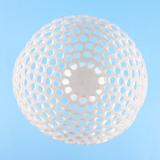Lacebowl with mount in white porcelain